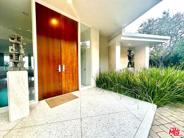 9263 Swallow Drive, Los Angeles CA: https://media.crmls.org/mediaz/7581d3e8-4c5c-4c28-b938-d1458df5f0d6.jpg