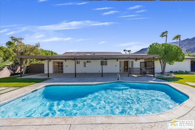 372 E Molino Road, Palm Springs CA: https://media.crmls.org/mediaz/75826f59-0967-4092-9292-17613a421292.jpg