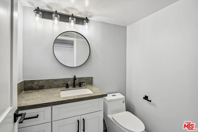 819 E La Palma Drive, Inglewood CA: https://media.crmls.org/mediaz/75833847-bb05-4f7b-b0c2-db0fdfeb584f.jpg