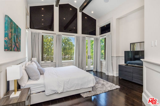 2175 Summitridge Drive, Beverly Hills CA: https://media.crmls.org/mediaz/75833bbf-a336-469d-8c2b-1009577e78d9.jpg