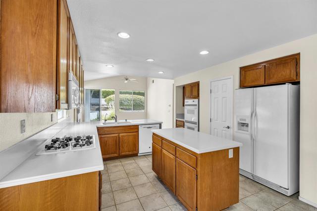 6017 Piros Way, Oceanside CA: https://media.crmls.org/mediaz/75833d95-0ed4-4b49-bbc5-12075cf19010.jpg