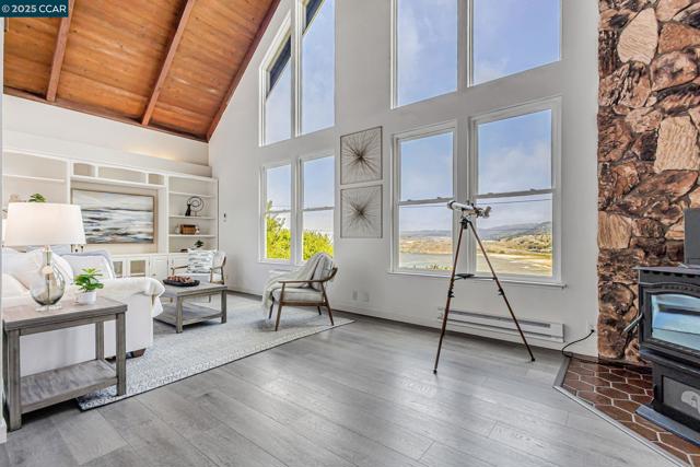 290 Olympian Way, Pacifica CA: https://media.crmls.org/mediaz/75849126-ce7a-44fa-a992-33dff6a00ef8.jpg