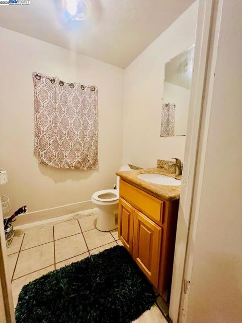 2421 Ritchie St, Oakland CA: https://media.crmls.org/mediaz/75865e5f-3baa-43ab-ad50-d18d02e2b47f.jpg