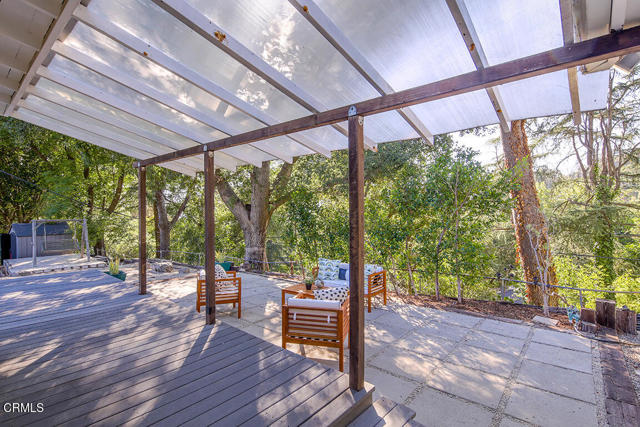 5245 Bubbling Well Lane, La Canada Flintridge CA: https://media.crmls.org/mediaz/7587611a-44db-4bba-997c-e21b18b5d46f.jpg