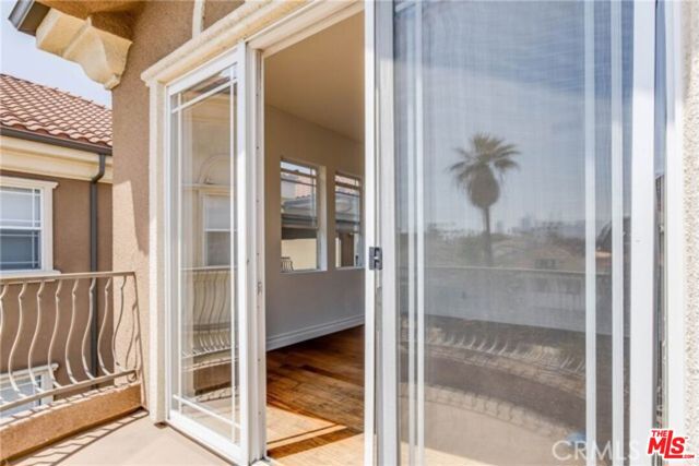 917 S New Hampshire Avenue, Los Angeles CA: https://media.crmls.org/mediaz/75886a56-479c-4262-9049-671948f2ece2.jpg