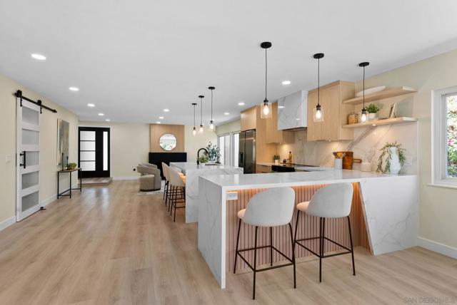 11412 Lucera Pl, San Diego CA: https://media.crmls.org/mediaz/7589b367-52fd-4e31-a0f4-bf4a2acfb11e.jpg