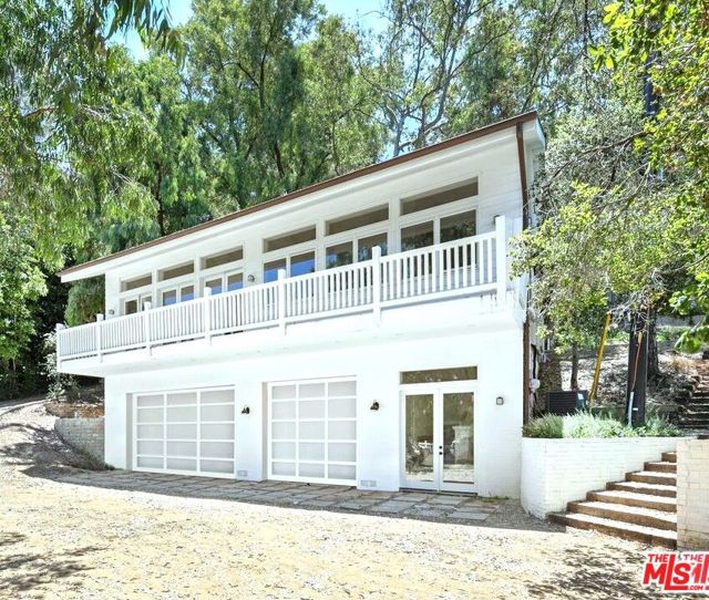 9669 Oak Pass Road, Beverly Hills CA: https://media.crmls.org/mediaz/758af27e-6ed0-49fd-8b30-d83b29b07b29.jpg