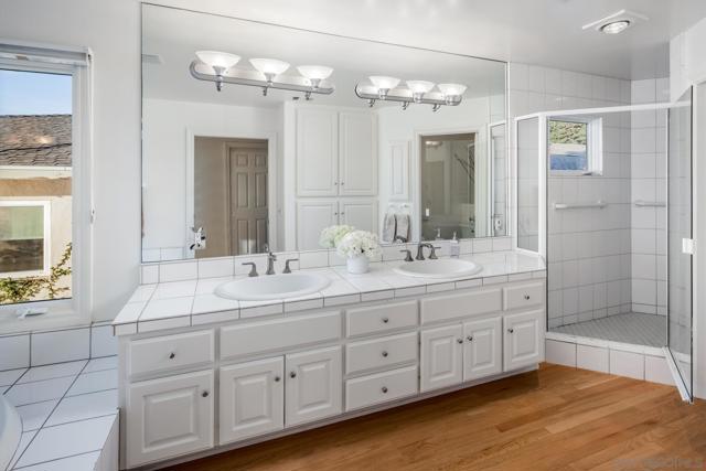 538 4th St, Encinitas CA: https://media.crmls.org/mediaz/758b29ec-3b4f-45b4-a6b3-c9a5905a2388.jpg