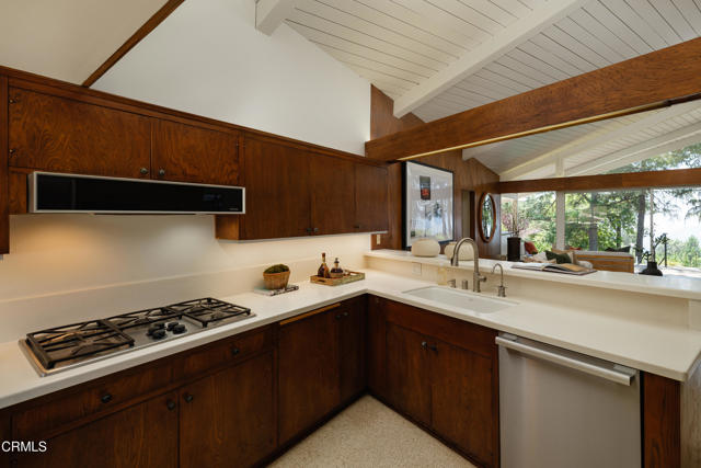 5445 La Crescenta Avenue, La Crescenta CA: https://media.crmls.org/mediaz/758bc142-d93b-4406-875a-20ce1d32881b.jpg