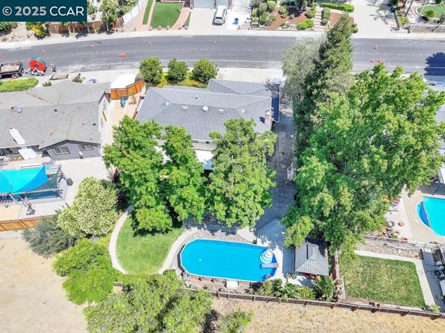 308 Bluerock Drive, Antioch CA: https://media.crmls.org/mediaz/758bd08c-e37d-47b6-bfbd-996cb27ad56f.jpg