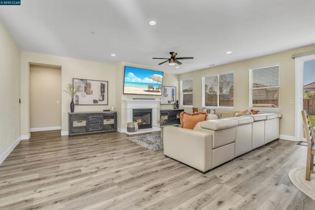 5420 Promontory Way, Antioch CA: https://media.crmls.org/mediaz/758c227b-e01c-48df-a9c2-5728468e71c9.jpg