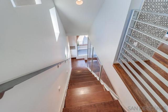 1016 1st St, Coronado CA: https://media.crmls.org/mediaz/758c3f13-cb08-4d09-8cf3-a67805d553ef.jpg