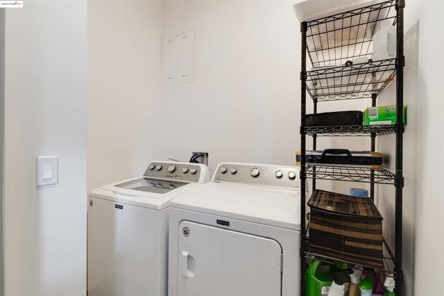 410 Webster St, Oakland CA: https://media.crmls.org/mediaz/758c7371-118a-43dd-bf7a-e0e013c90f8b.jpg