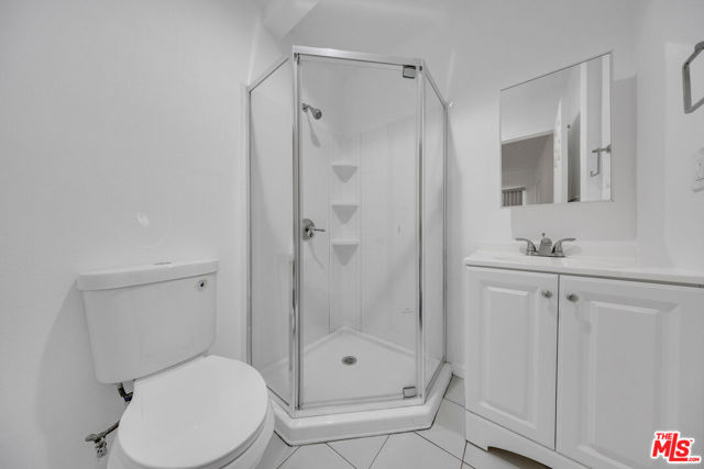 1286 W 39th Place, Los Angeles CA: https://media.crmls.org/mediaz/758c8e98-27f7-4090-914e-38505f65a8c1.jpg
