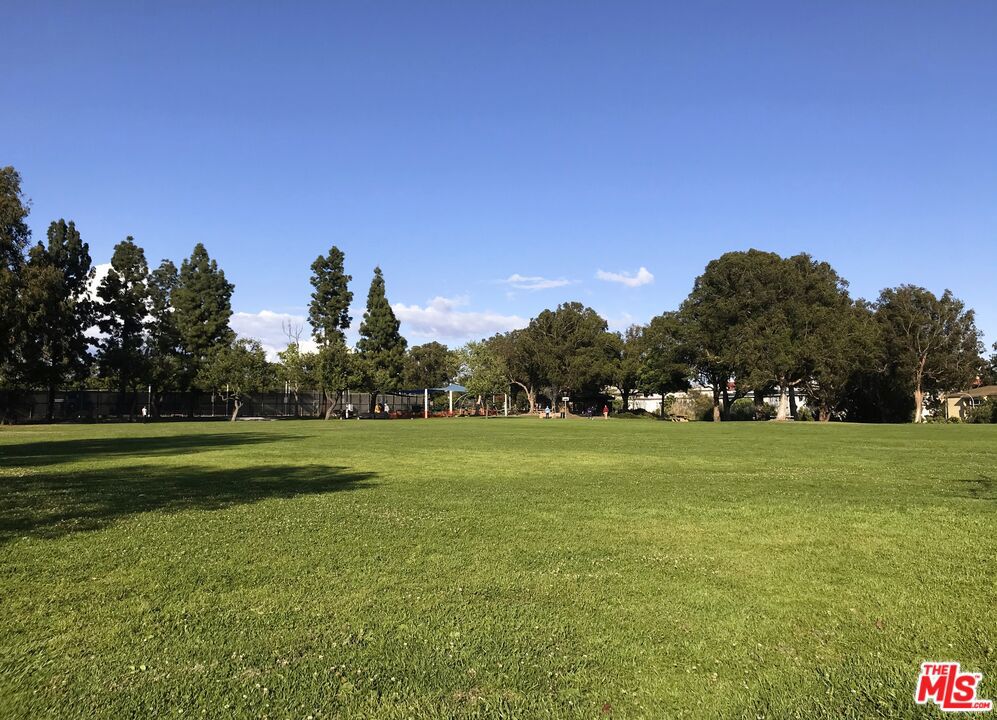 https://media.crmls.org/mediaz/758d8d97-1bd5-4788-acd4-d1147125f85d.jpg?preset=X-Large
