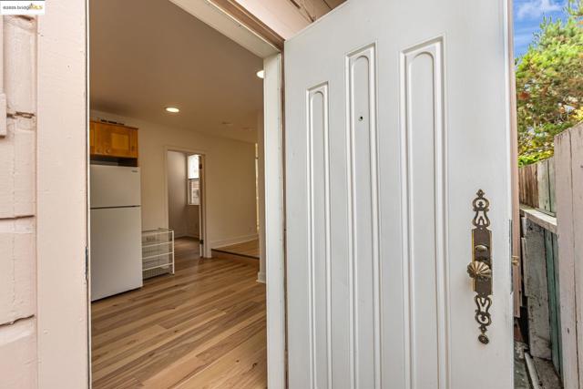 2033 Clement St, San Francisco CA: https://media.crmls.org/mediaz/758dc918-6268-4926-a187-5440c67ea21e.jpg