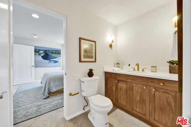 7019 E Seaside Walk, Long Beach CA: https://media.crmls.org/mediaz/758e0168-9212-4115-961f-935c8d627d51.jpg