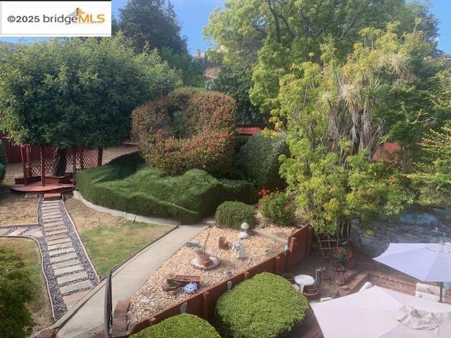 25 Woodcliff Ct, Oakland CA: https://media.crmls.org/mediaz/758e9d7d-8bf2-42fc-9824-e0e2310c1c5d.jpg