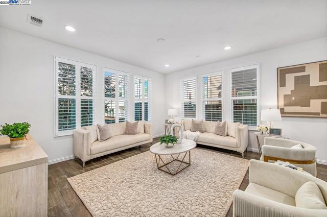 4338 Healdsburg Way, Dublin CA: https://media.crmls.org/mediaz/758f58d1-c58d-4dbe-9b3c-c8f0f3506787.jpg