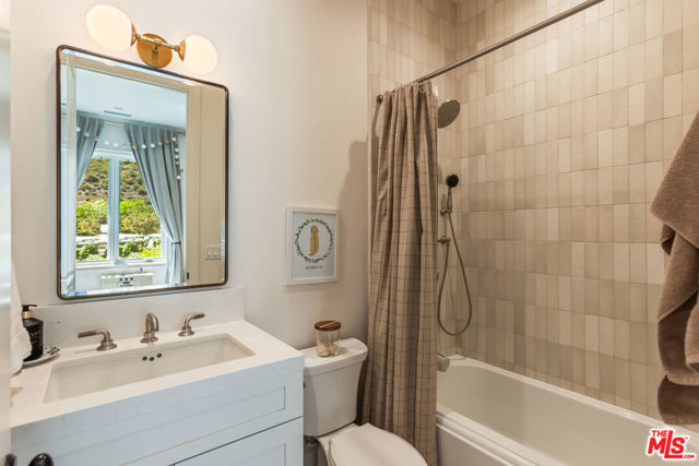 2052 Shadow Creek Drive, Agoura Hills CA: https://media.crmls.org/mediaz/758f7c99-24c7-4b59-91e3-34ea3d706e55.jpg