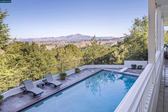 75 Donald Drive, Orinda CA: https://media.crmls.org/mediaz/758fff7b-494a-4e26-ae95-d5043d226772.jpg