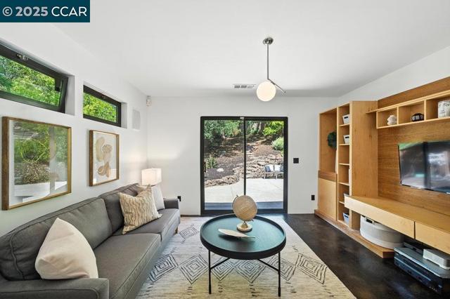 1341 Juanita Dr, Lafayette CA: https://media.crmls.org/mediaz/75902ad0-93c9-4506-8750-fda239c4e6ea.jpg
