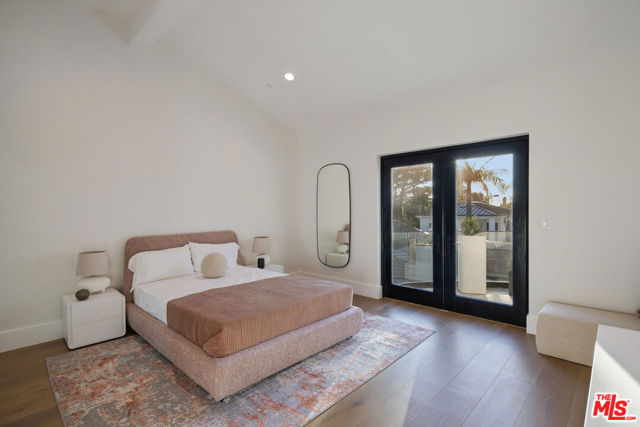 7052 Dume Drive, Malibu CA: https://media.crmls.org/mediaz/759076ec-955c-47f2-88b1-32520c9217fc.jpg