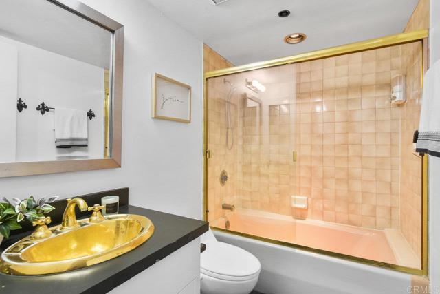 230 W Laurel Street, San Diego CA: https://media.crmls.org/mediaz/759078e3-508c-4ac9-a34e-6a7eac4e3139.jpg
