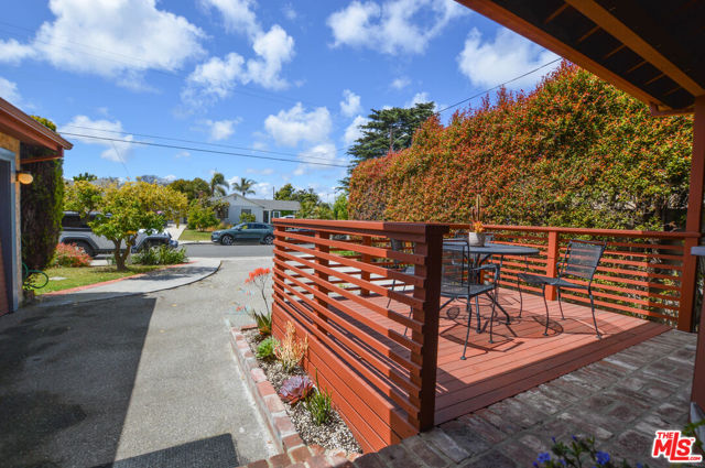 11136 Lucerne Avenue, Culver City CA: https://media.crmls.org/mediaz/75915959-4614-4bd1-bc8f-5ed0bf674168.jpg