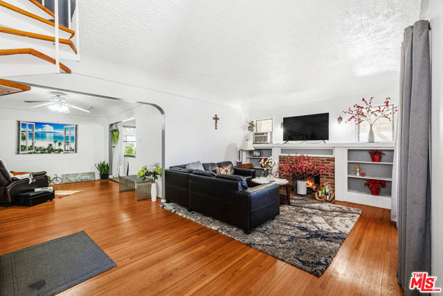 5184 Caspar Avenue, Los Angeles CA: https://media.crmls.org/mediaz/75918f37-e88b-451e-acf0-177f5daabf74.jpg