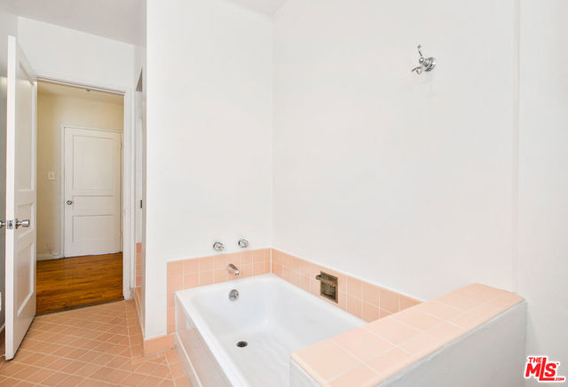 1323 N OLIVE Drive, West Hollywood CA: https://media.crmls.org/mediaz/75921e27-dd25-4849-8d39-f325e80cfcba.jpg