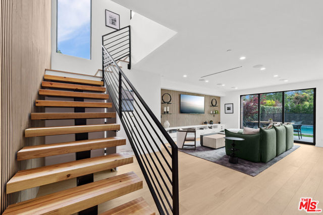 2631 Castle Heights Place, Los Angeles CA: https://media.crmls.org/mediaz/7592b94b-9000-45ae-a238-d12637fa2f45.jpg