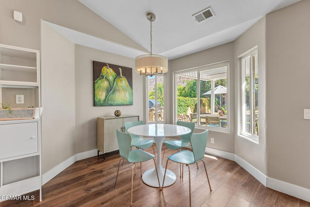 4953 Kilburn Court, Oak Park CA: https://media.crmls.org/mediaz/75935505-8b63-43d1-aafd-8150a9e5226c.jpg