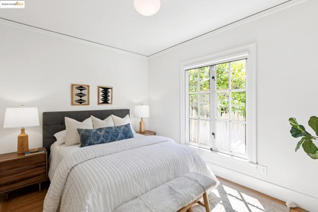 924 Trestle Glen Rd, Oakland CA: https://media.crmls.org/mediaz/7593a575-4e35-4742-9deb-f728c2cc3fe4.jpg