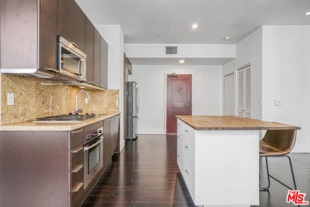 460 S Spring Street, Los Angeles CA: https://media.crmls.org/mediaz/7593df9c-9b7a-40c7-91ae-6c3675c3f18b.jpg