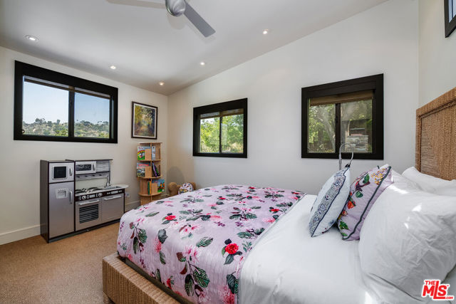 3000 Cornwall Drive, Glendale CA: https://media.crmls.org/mediaz/75941d58-d1cc-4d0d-a28a-f1ded6354691.jpg