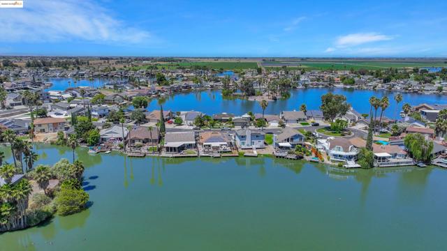 5260 Laguna Ct, Discovery Bay CA: https://media.crmls.org/mediaz/75943f97-eb1e-4812-b5ec-d90c73b097cd.jpg