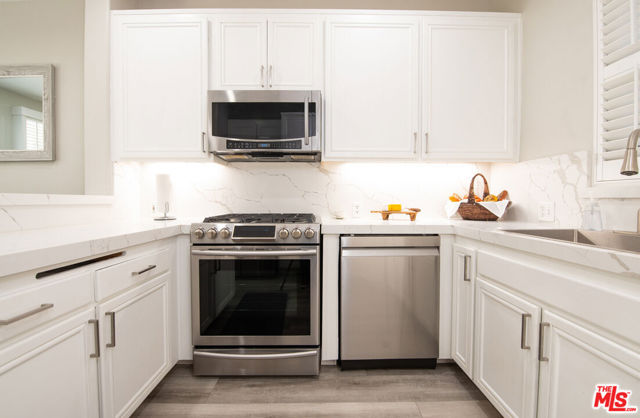 596 Fenwick Way, Simi Valley CA: https://media.crmls.org/mediaz/759530c4-cb68-4c82-b3c4-fad4f6a3fdbe.jpg
