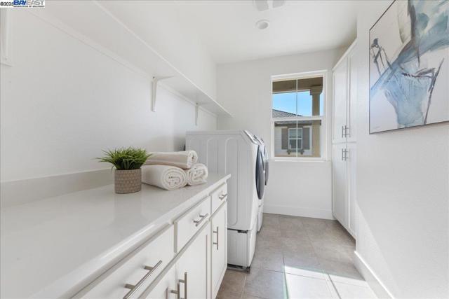 4058 Chalk Hill Way, Dublin CA: https://media.crmls.org/mediaz/75956567-67f9-406f-a25c-da29e92427f5.jpg