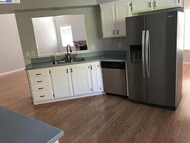 570 Daffodil Dr, Benicia CA: https://media.crmls.org/mediaz/7595d842-e6bc-4d08-a1c2-015033594f7f.jpg