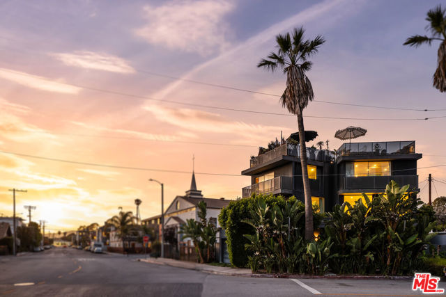 407 Rialto Avenue, Venice CA: https://media.crmls.org/mediaz/75974f25-40a5-496e-b15e-b88db967ceca.jpg