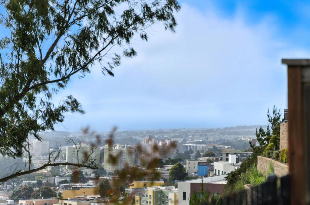 https://media.crmls.org/mediaz/75975b5f-4282-4bb3-8e17-0b30f074b2f8.jpg?preset=X-Large