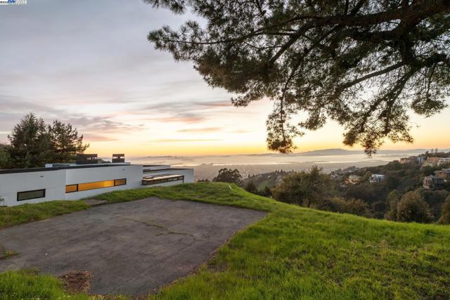 7041 DEVON WAY, Berkeley CA: https://media.crmls.org/mediaz/7597b640-290a-47d7-b901-b95f60db7e1e.jpg