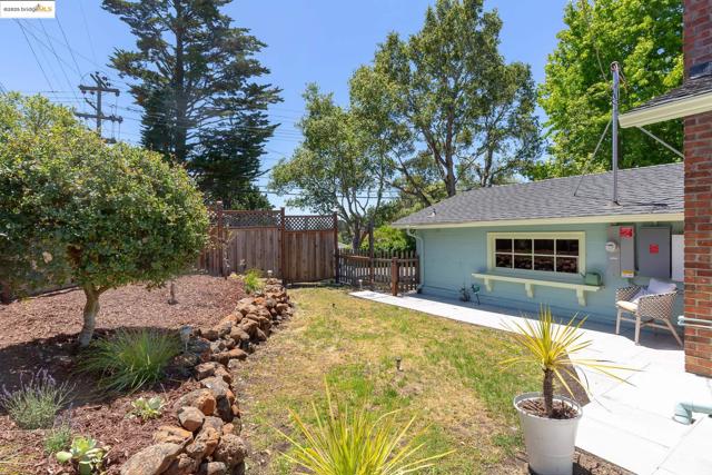298 Grizzly Peak Blvd, Kensington CA: https://media.crmls.org/mediaz/75984528-3219-47b5-badb-5512adfe28cb.jpg