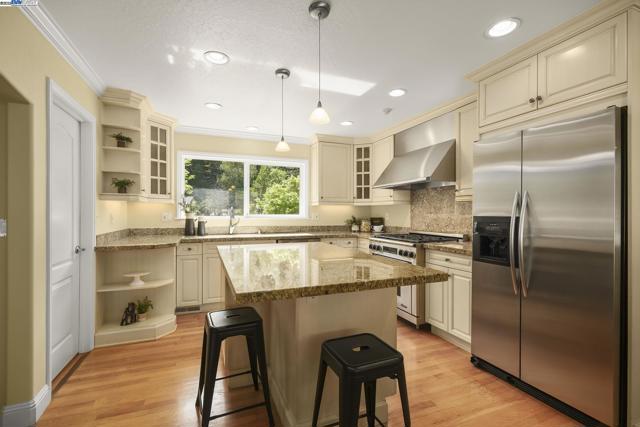 10 Easton Ct, Orinda CA: https://media.crmls.org/mediaz/759a6a04-895a-46af-9dd7-f0fd7594419e.jpg