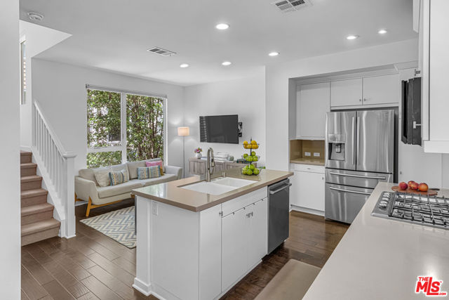 5633 Observation Lane, Los Angeles CA: https://media.crmls.org/mediaz/759b4247-810a-492e-942b-d62594756d90.jpg