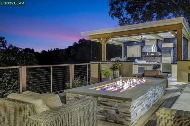 24 Crest Ct, Alamo CA: https://media.crmls.org/mediaz/759c0936-eb12-4b87-9bcb-346e52ebdb06.jpg