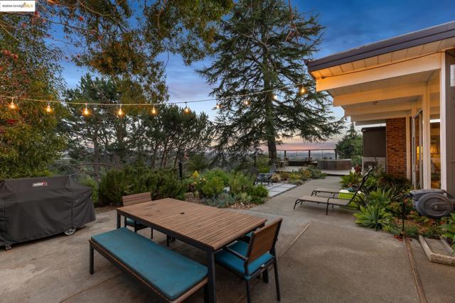 5345 Crown Ct, Castro Valley CA: https://media.crmls.org/mediaz/759d42f9-209e-4c2d-9507-e3a08cbfc55c.jpg