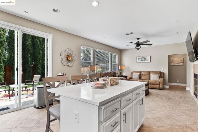 150 Ridge Crest Ct, Oakley CA: https://media.crmls.org/mediaz/759d592a-e0cb-4086-9684-05cf51cbdb44.jpg