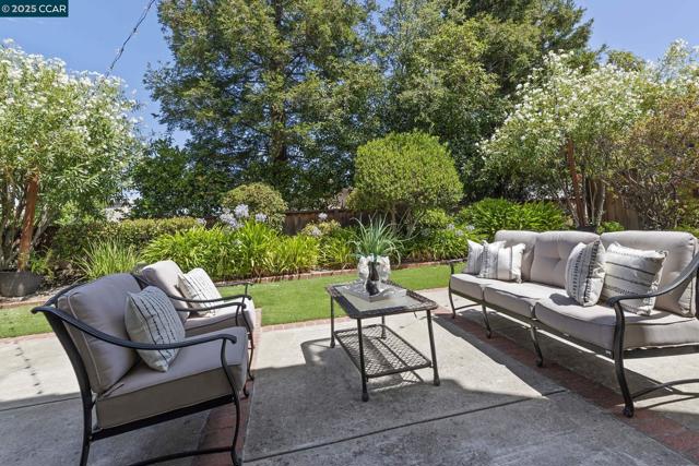 1015 Hidden Oak Ct, Concord CA: https://media.crmls.org/mediaz/759e35fb-baa3-4786-bd90-8847166684c4.jpg